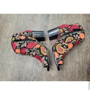 Crown Vintage Frankie Floral Embroidered Open Toe
Ankle Bootie Boot Shoe 6M